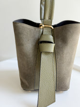 Cargar imagen en el visor de la galería, Milan Suede and Leather Handbag | Olive
