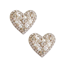 Cargar imagen en el visor de la galería, Sweetheart Stud Earrings | White Pearl
