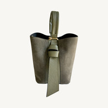 Cargar imagen en el visor de la galería, Milan Suede and Leather Handbag | Olive
